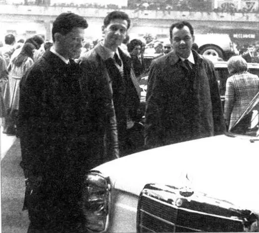 Г Клячин И Крутько и Л Вихко на 51м туринском автосалоне ноябрь 1969 г - фото 24