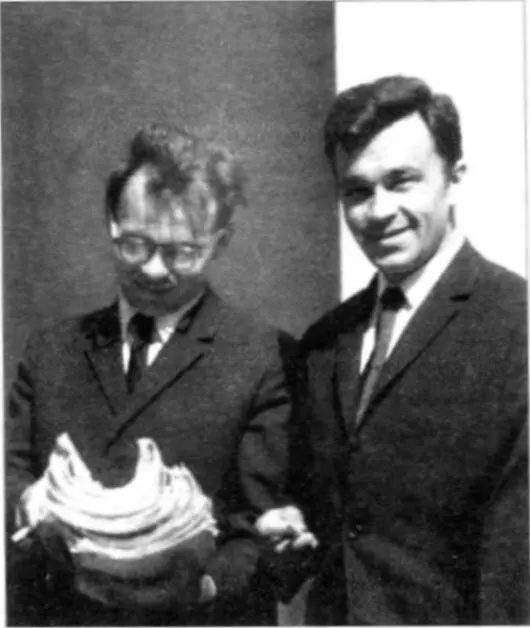 А М Карасёв слева и Ю А Карчинский 1968 г Обложки июньского номера - фото 40