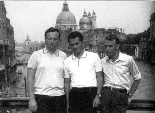 Венеция 1968 год ВВершигора Е Малянов и Ю Кирюшин Снимок на память в - фото 53