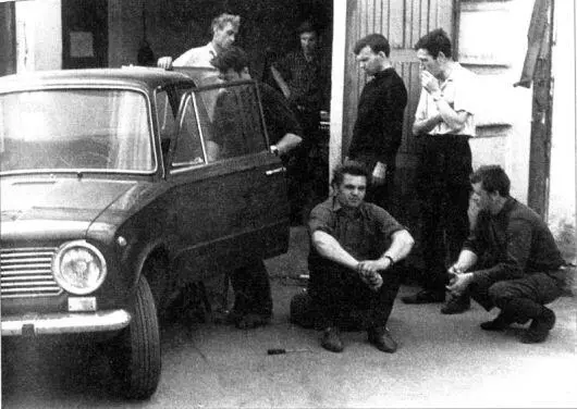 1968 год В гараже горисполкома сидят В Фролов и М Максимов стоят В - фото 99