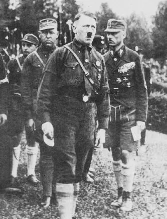 Гитлер готовится провести смотр своих штурмовых отрядов Нюрнберг 1927 г - фото 9