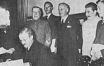 Подписание Пакта МолотоваРибентроппа Москва 23 августа 1939 г В этот момент - фото 25