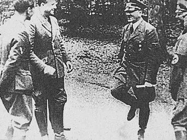 Знаменитый танец Гитлера радующегося капитуляции Франции июнь 1940 г И - фото 32