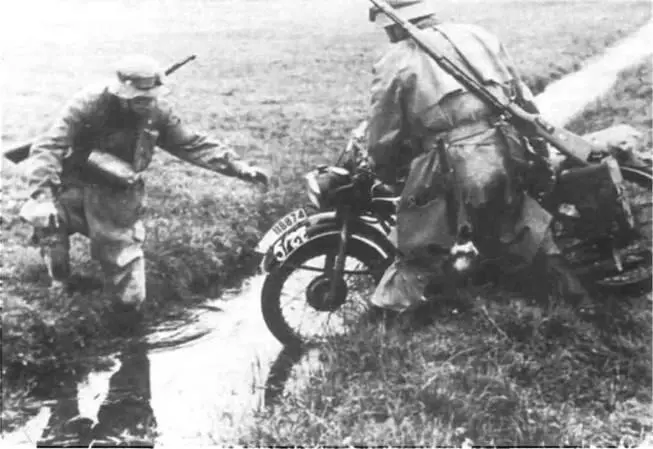 1941 г одетые в мотоциклетные непромокаемые плащи солдаты 5го эскадрона - фото 16