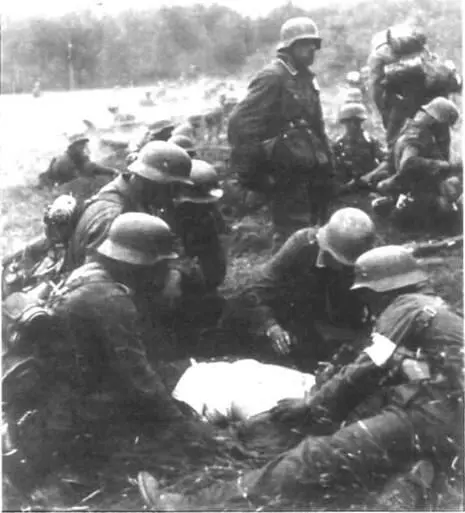 Взвод окапывающийся на русском поле 1941 г Медицинский персонал оказывает - фото 18