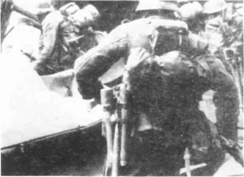 Штурмовые подразделения штурмуют сталинградскую тракторную фабрику 1942 г Все - фото 46