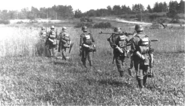 Штурмовое отделение продвигается вперёд по французскому полю 1940 г Последний - фото 8