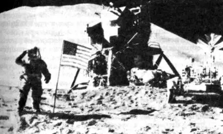 Американские астронавты на Луне Джеймс Б Ирвин у флага США Снимок сделан - фото 30