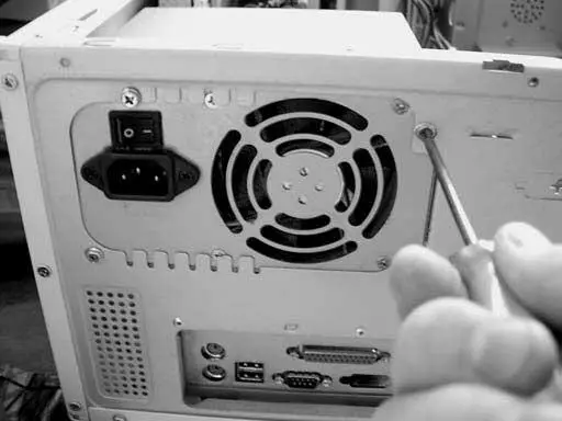 Рис 37Фиксация блока питания с помощью винтов 35 Установка накопителей - фото 56