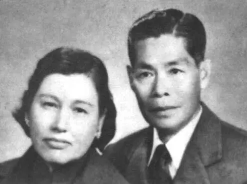 На фотографии можно видеть Брюса со своими родителями отцом Ли Хуа Чуеном и - фото 114