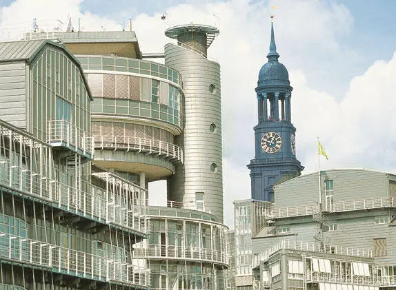 Архитектурный контраст башня церкви Святого Михаила Михеля и издательский - фото 28