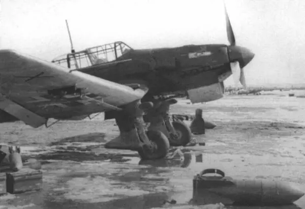 Пикирующий бомбардировщик Ju87B2 L1XF из штабного звена IVStLG1 - фото 9