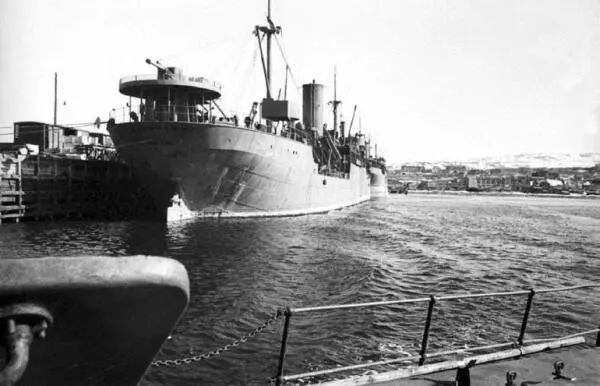 Союзный транспорт в порту Мурманска На корме видно орудие установленное на - фото 35