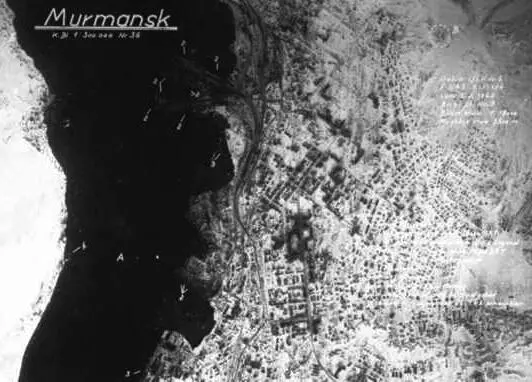 Немецкий аэрофотоснимок Мурманска Фрагмент аэрофотоснимка горящих кварталов - фото 41