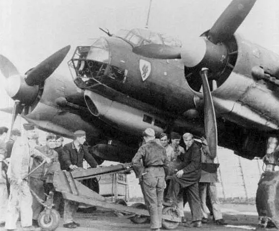 Техники подвешивают бомбы под центроплан Ju88A4 из IKG30 Первая бомба - фото 47