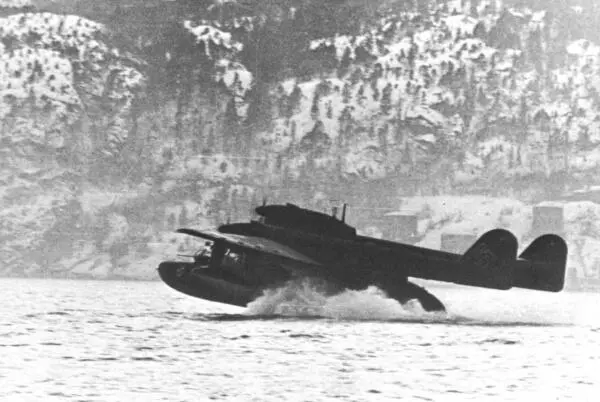 Летающая лодка Bv138 из 3й эскадрильи KüFlGr406 взлетает с поверхности - фото 71