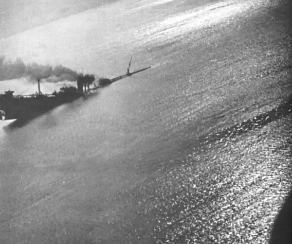 Тонущий союзный транспорт Баренцево море 5 июля 1942 г Фото сделано с борта - фото 85