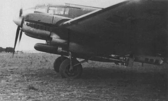 Не111Н6 из KG26 с двумя подвешенными авиационными торпедами F5 Авиационная - фото 92