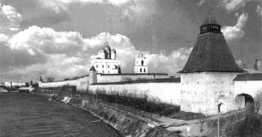 Древний Псков При очевидных преимуществах демократического строя для - фото 365