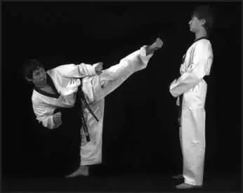 43114 Боковой прямой удар ближней ногой 43115 Боковой прямой удар в - фото 61