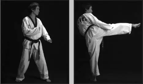 74112 Имитация бокового удара сбоку правой ногой при движении вперед в - фото 215