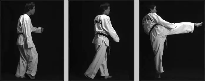 74112 Имитация бокового удара сбоку правой ногой при движении вперед в - фото 216