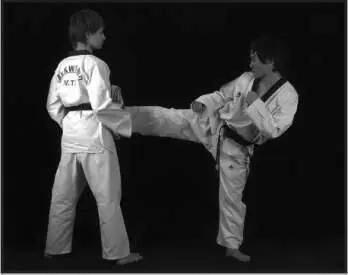 74236 Отработка комбинации боковой сбоку ближней скрестный шаг вперед - фото 281