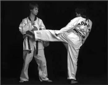 74244 Отработка комбинации скрестный шаг вперед боковой сбоку ближней - фото 294