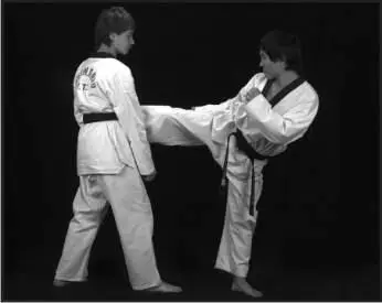 74296 Отработка комбинации скачок назад от заднего прямого боковой сбоку - фото 376