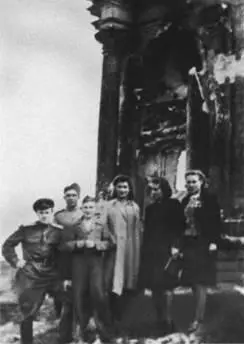 С фронтовыми друзьями отца Третий слева Юлиан Семенов Берлин 1945 г На - фото 6