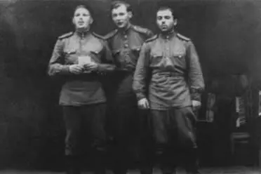 На военных сборах Крайний слева Юлиан Семенов 1950 г Юлиан Семенов 1948 г - фото 7