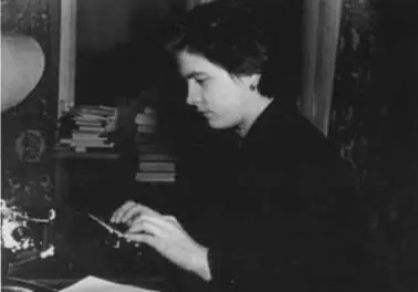 Екатерина Семенова за перепечаткой рукописи мужа 1950е гг С дочерьми Дарьей - фото 15