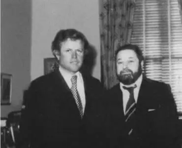 С Эдвардом Кеннеди США 1970е гг Юлиан Семенов С картины Дарьи Семеновой - фото 28