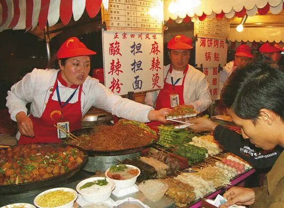 Большой выбор вкусных блюд на ночном рынке Дунхуамэнь Бульвар Ванфуцзин - фото 29