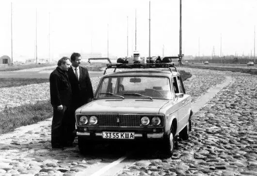 1983 год Е Воляков справа и представитель Грузинской Академии механики - фото 87