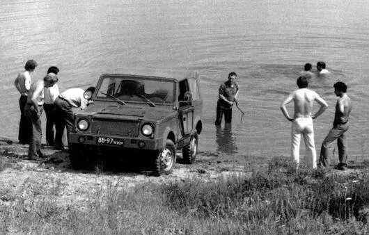 При работах на плаву бывает всякое Там под водой утонувшая машина - фото 169