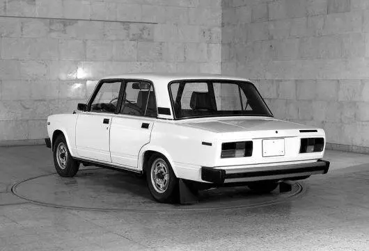 Первый демонстрационный образец нового автомобиля ВАЗ2105 на поворотном круге - фото 240