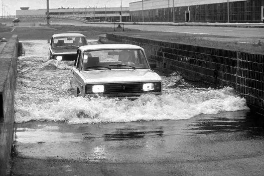 Испытания ВАЗ2105 на водопроницаемость в глубоководной ванне трека ВАЗ - фото 254