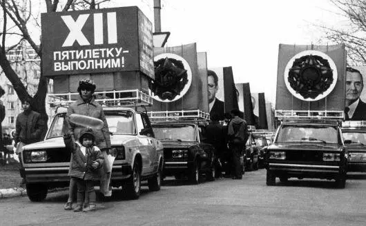 Новые автомобили сразу стали украшением праздничных демонстраций Новогодняя - фото 297