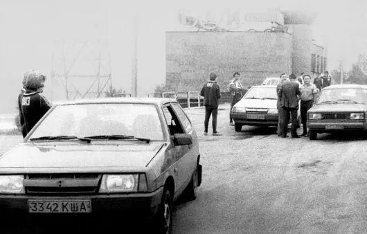 По возвращении с северных испытаний колонна на пороге дома вдруг подверглась - фото 370