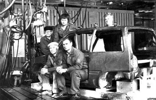 Март 1984 г На сварке первого опытного образца Оки сидят А Реутов и В - фото 443