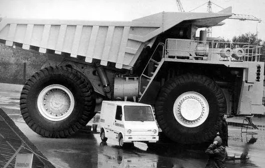 На выставке Автопром84 Это не просто снимки на тему Давид и Голиаф - фото 572