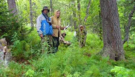 ЮКунцевич и ЮЮдин у дятловского кедра и раскопа костра слева внизу На - фото 60