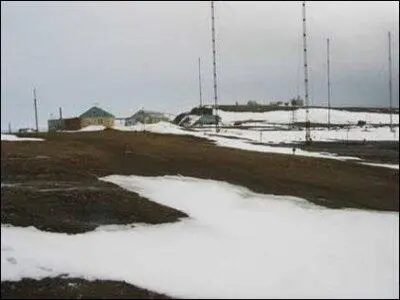 Служебножилой комплекс ОГМС им Кренкеля осторов Хейса ЗФИ июнь 2004 - фото 109