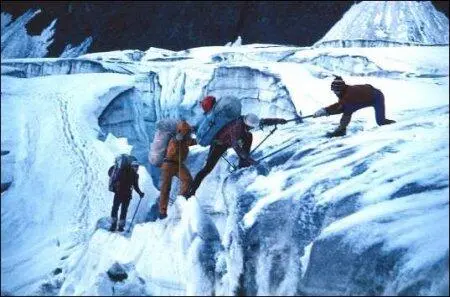 Переход вечером через трещину на леднике Дорофеева Памир 1988 Памир Ледник - фото 22