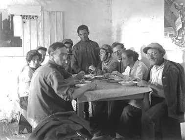За еврейским столом Обед в еврейской коммуне 1928 г Правда при этом есть - фото 35
