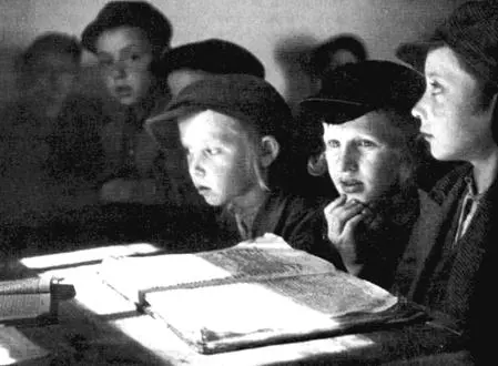 Еврейские дети в хедере начальной религиозной школе Фото 1937 г Если же - фото 37