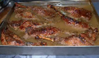 1 Жирную крупную курицу разрежьте на куски и каждый кусок натрите мукой солью - фото 17