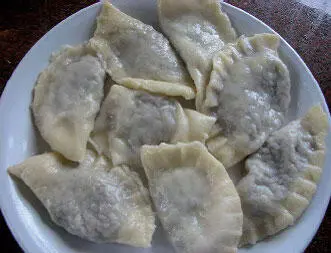 1 Поставьте вариться курицу просто положите ее в кастрюлю залейте водой - фото 61