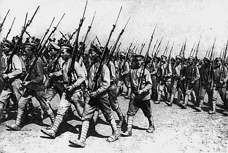Бойцы первых полков Красной Армии В месяц переворота в октябре 1917 года в - фото 22